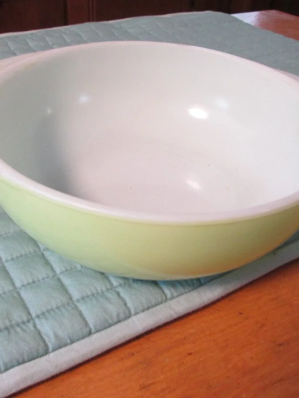 Pyrex vtg mixing serving bowl ovenware lime green white interior